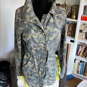 VELVET by Graham & Spenser Olive Green & Gray Camo Print Jacket